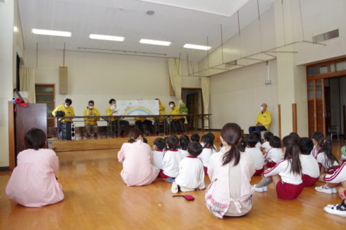 静ト協青年部会　幼稚園で読み聞かせ、トラックの仕事を前向きに発信